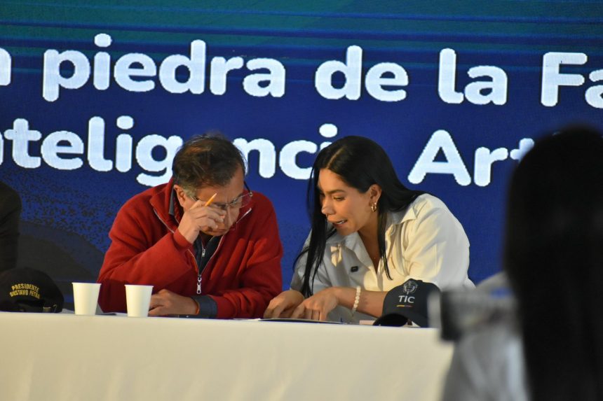 Presidente Petro y ministra TIC colocaron la primera piedra