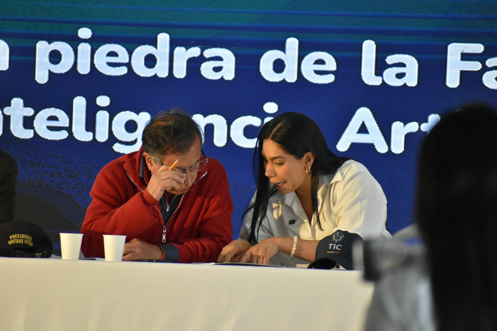 Presidente Petro y ministra TIC colocaron la primera piedra