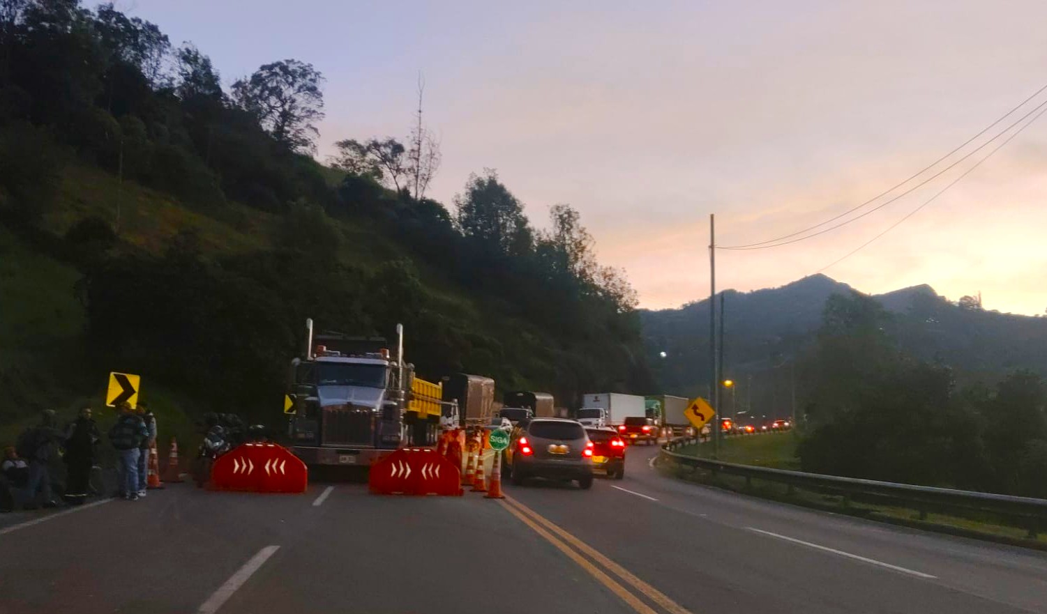 Un mes del derrumbe en la via al Llano perdidas millonarias y crisis social en el Oriente de Cundinamarca1