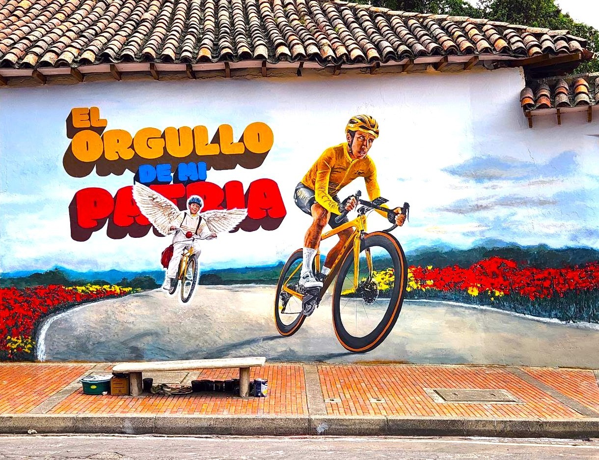 Egan Bernal en Zipaquira se reencuentra con su mural el arte que pedalea junto a un campeon