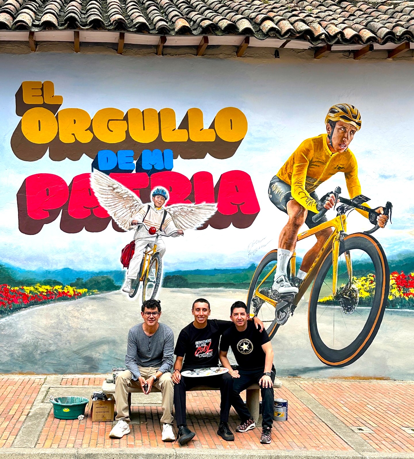 Egan Bernal en Zipaquira se reencuentra con su mural el arte que pedalea junto a un campeon2