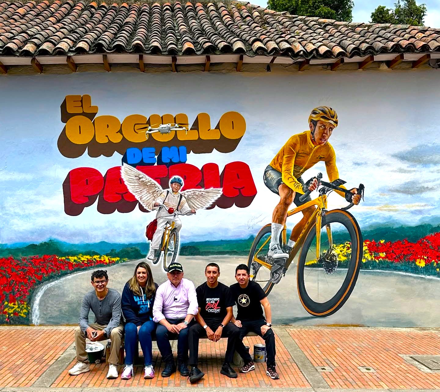 Egan Bernal en Zipaquira se reencuentra con su mural el arte que pedalea junto a un campeon3