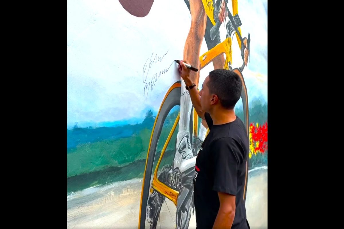 Egan Bernal en Zipaquira se reencuentra con su mural el arte que pedalea junto a un campeon4