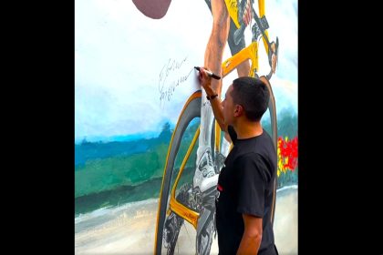Egan Bernal en Zipaquira se reencuentra con su mural el arte que pedalea junto a un campeon4