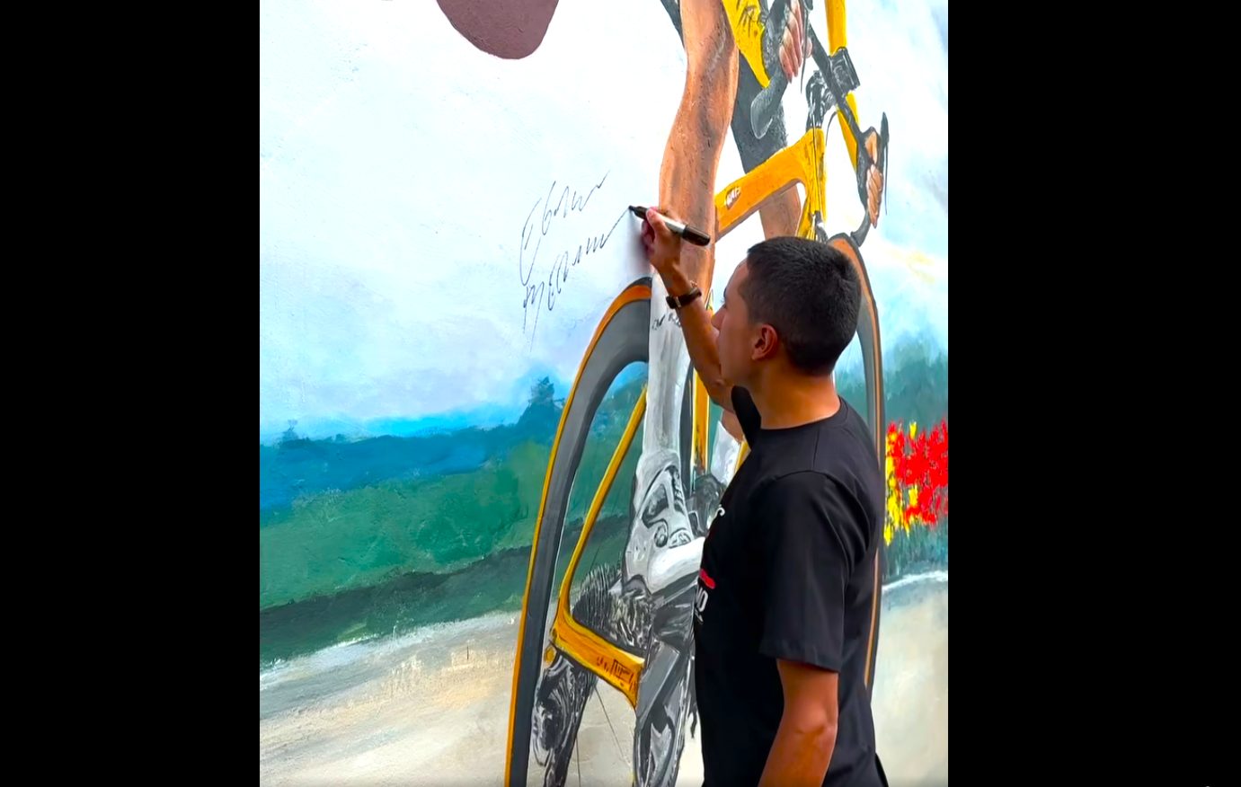 Egan Bernal en Zipaquira se reencuentra con su mural el arte que pedalea junto a un campeon4