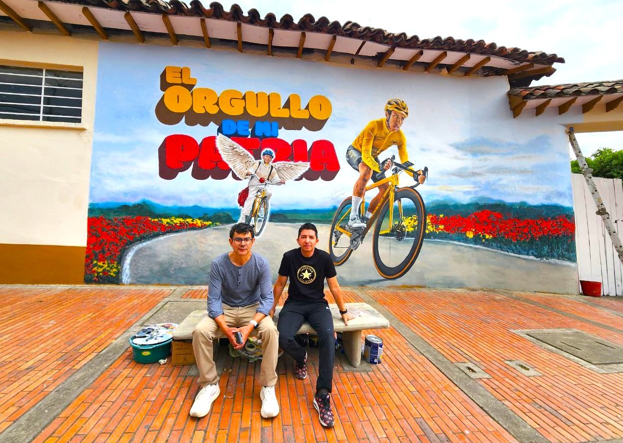 Egan Bernal en Zipaquira se reencuentra con su mural el arte que pedalea junto a un campeon6