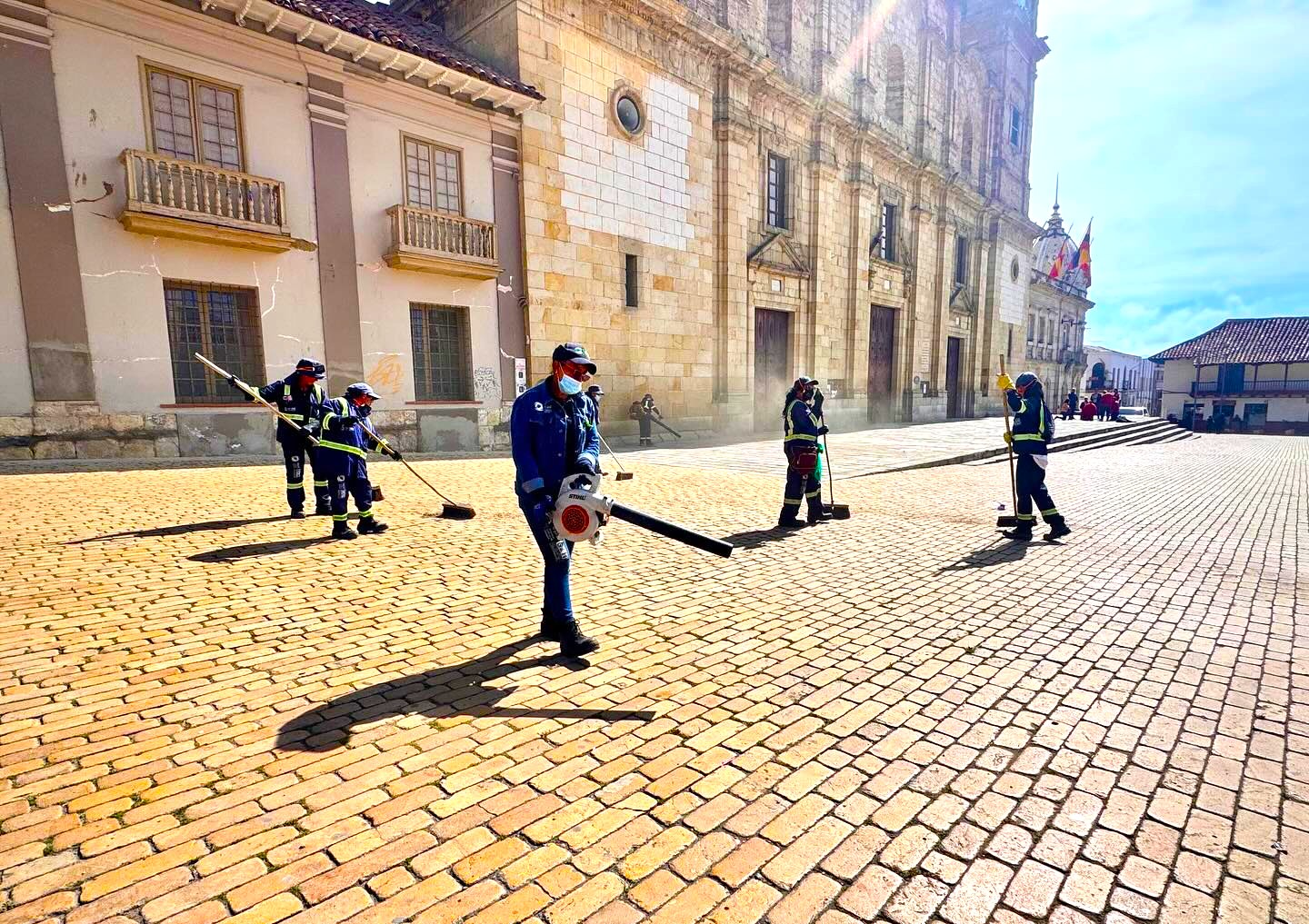 Zipaquira amanecio limpia gracias al trabajo del equipo de EPZ tras la Noche Dulce2