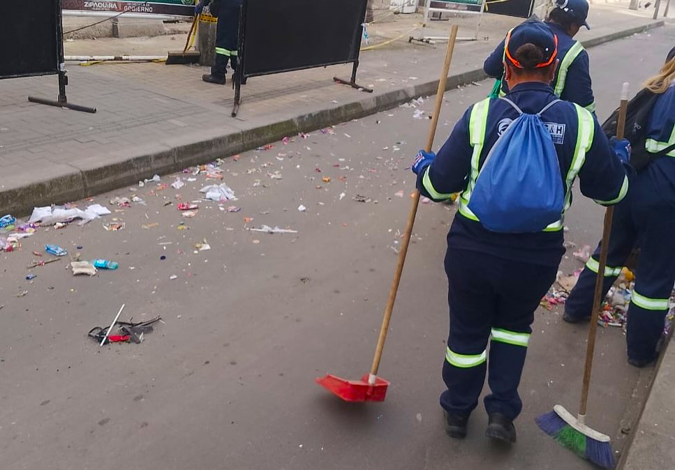 Zipaquira amanecio limpia gracias al trabajo del equipo de EPZ tras la Noche Dulce3