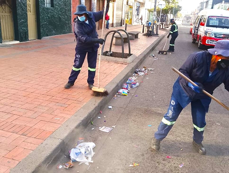 Zipaquira amanecio limpia gracias al trabajo del equipo de EPZ tras la Noche Dulce4