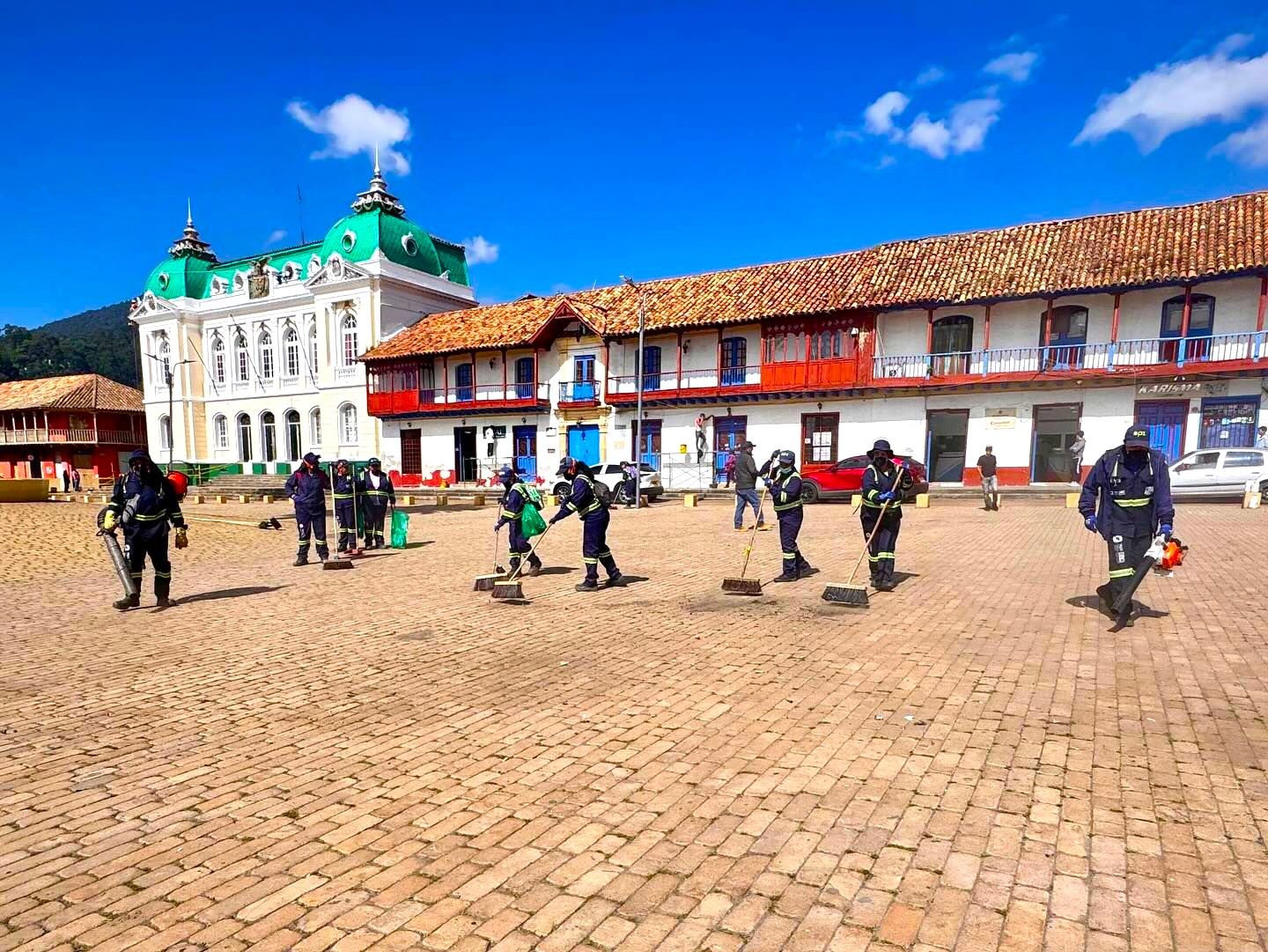 Zipaquira amanecio limpia gracias al trabajo del equipo de EPZ tras la Noche Dulce6