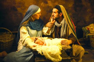 Acaba de nacer Jesus en Belen un nino un pesebre y una paz que empieza a sentirse en toda la ciudad