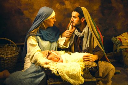 Acaba de nacer Jesus en Belen un nino un pesebre y una paz que empieza a sentirse en toda la ciudad