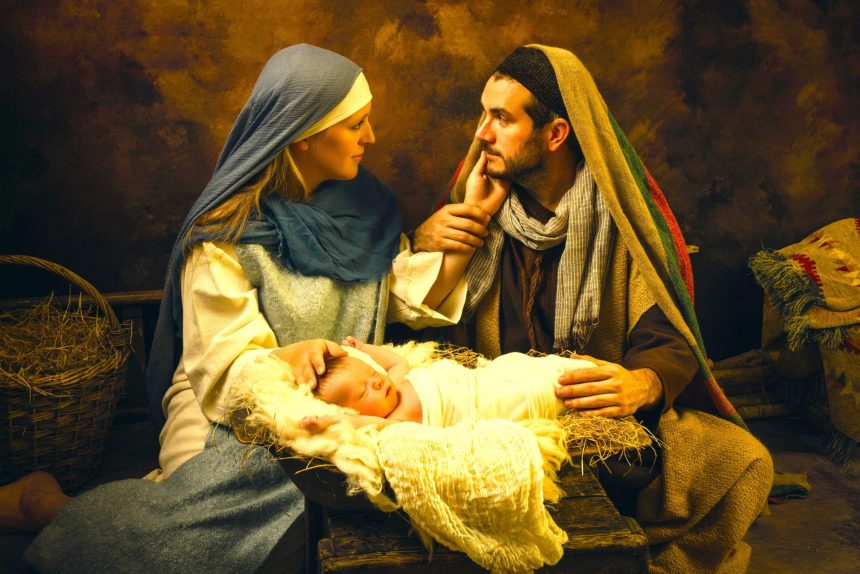 Acaba de nacer Jesus en Belen un nino un pesebre y una paz que empieza a sentirse en toda la ciudad