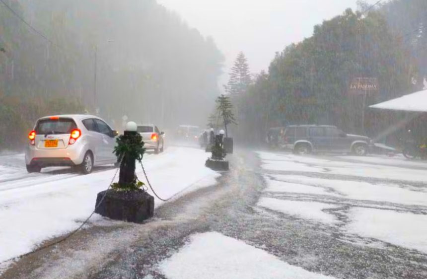 Lluvias intensas generan graves inundaciones danos en viviendas y vias bloqueadas en La Calera1