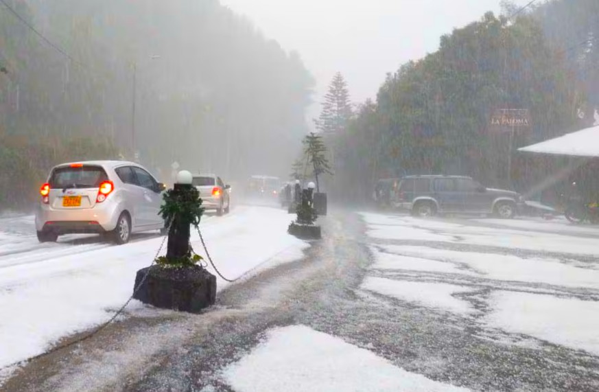 Lluvias intensas generan graves inundaciones danos en viviendas y vias bloqueadas en La Calera1