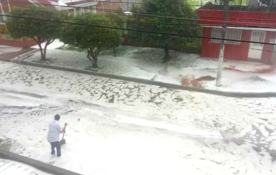 Lluvias intensas generan graves inundaciones danos en viviendas y vias bloqueadas en La Calera2