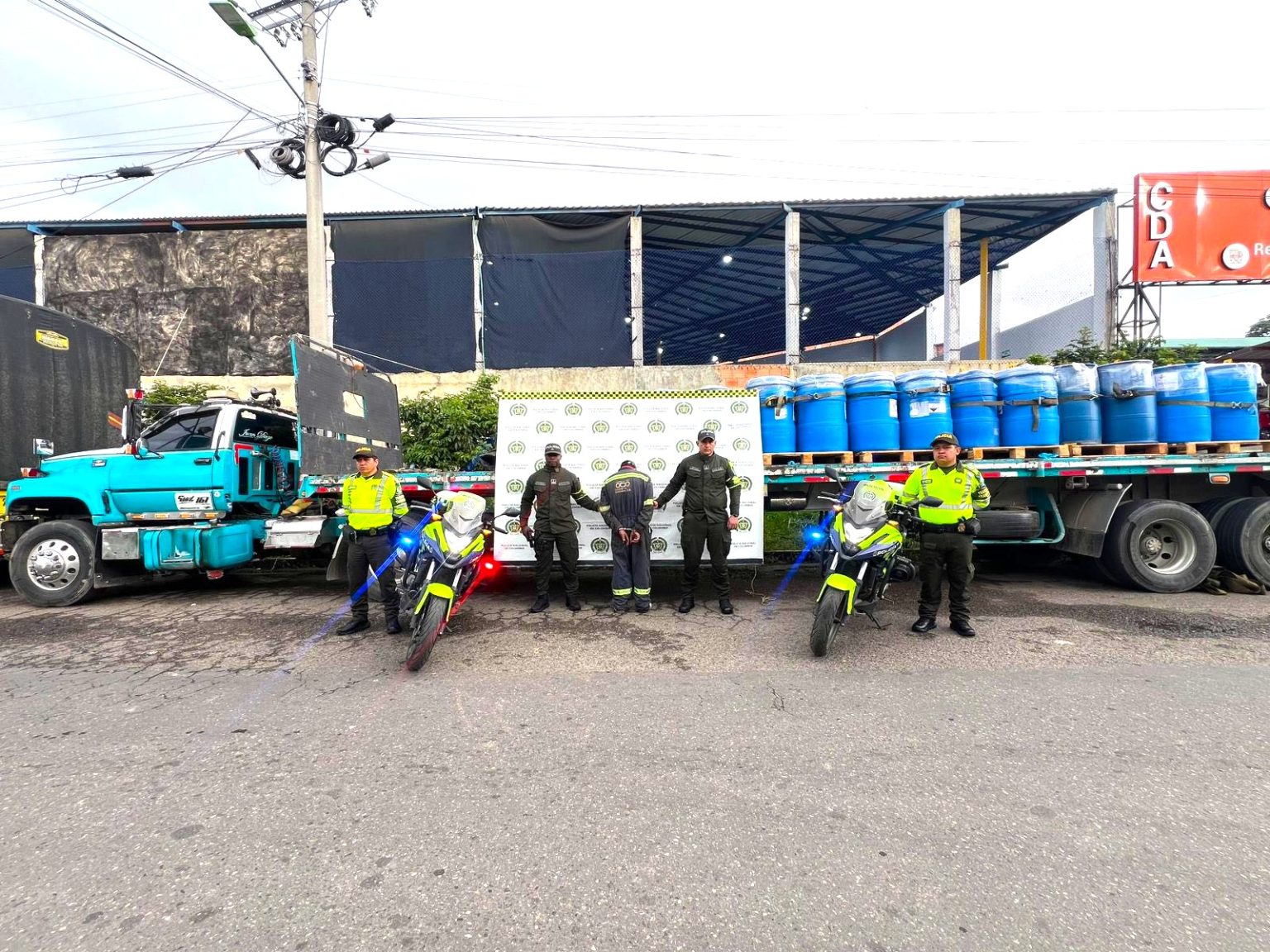 Cae en Chinauta tractocamion con 1.690 galones de quimicos listos para abastecer laboratorios ilegales1