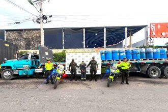 Cae en Chinauta tractocamion con 1.690 galones de quimicos listos para abastecer laboratorios ilegales1