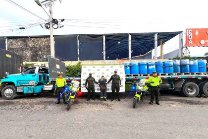 Cae en Chinauta tractocamion con 1.690 galones de quimicos listos para abastecer laboratorios ilegales1