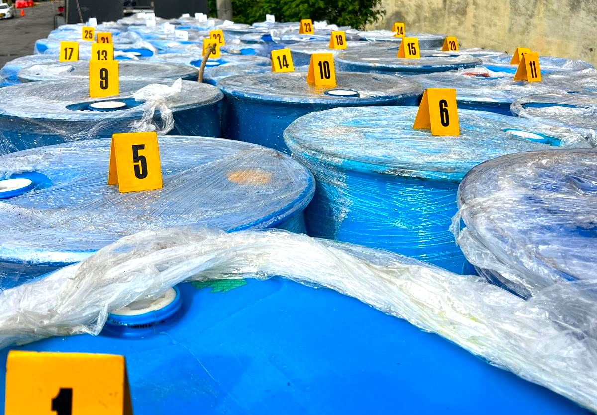 Cae en Chinauta tractocamion con 1.690 galones de quimicos listos para abastecer laboratorios ilegales2