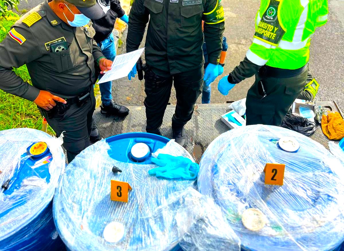 Cae en Chinauta tractocamion con 1.690 galones de quimicos listos para abastecer laboratorios ilegales3