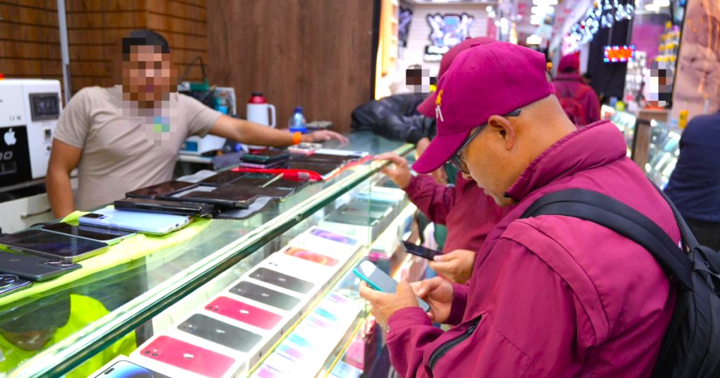 Golpe al comercio ilegal de celulares en Bogota operativo en la calle 13 deja varios moviles incautados2