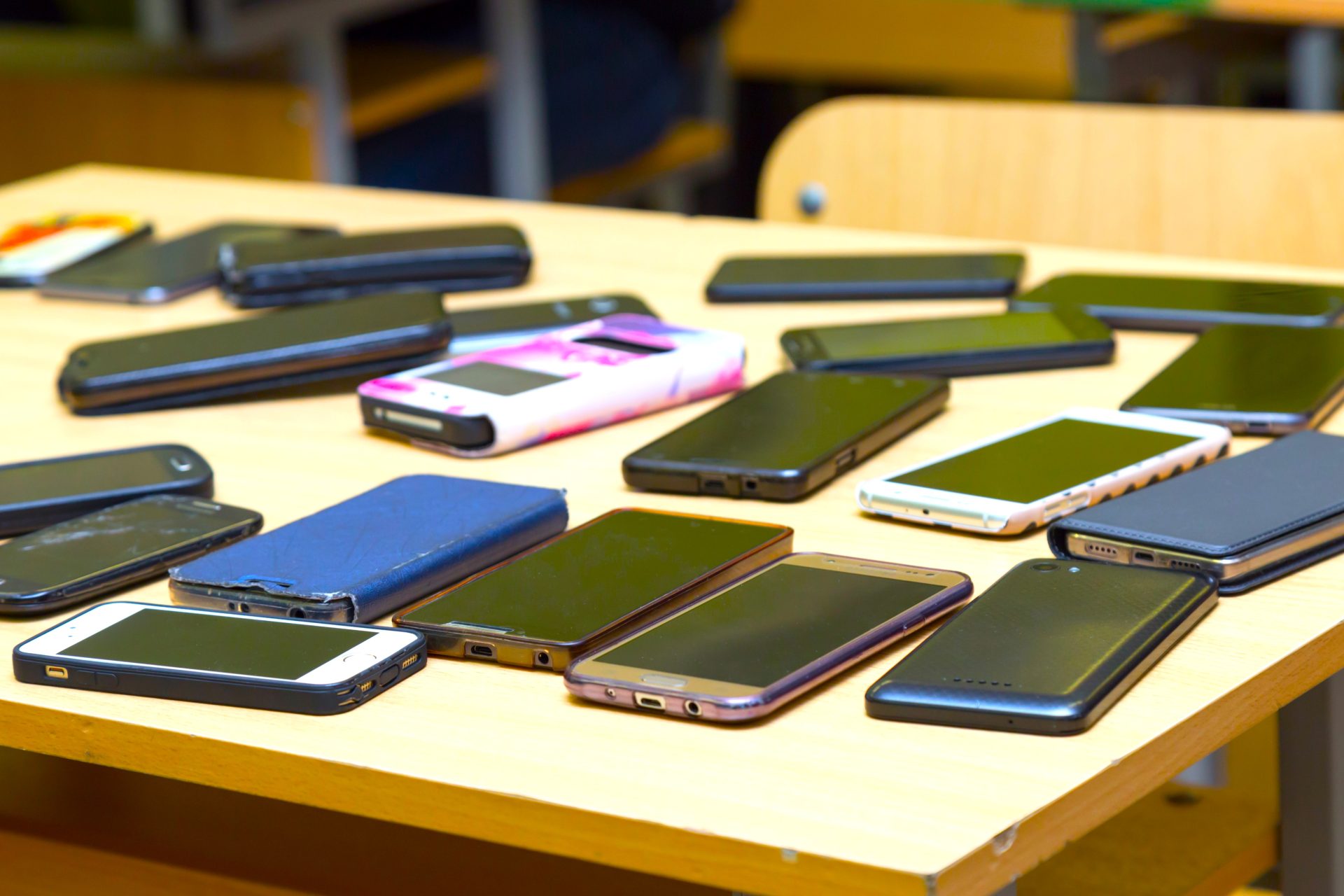 Golpe al comercio ilegal de celulares en Bogota operativo en la calle 13 deja varios moviles incautados3