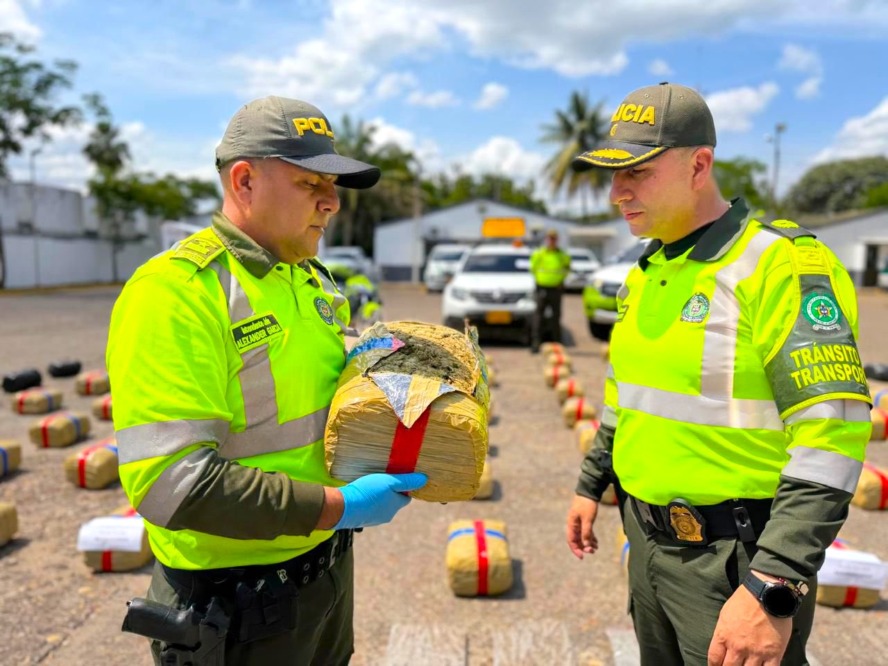 Abandonan vehiculo en la via Bogota–Girardot y dejan al descubierto 540 kilos de marihuana