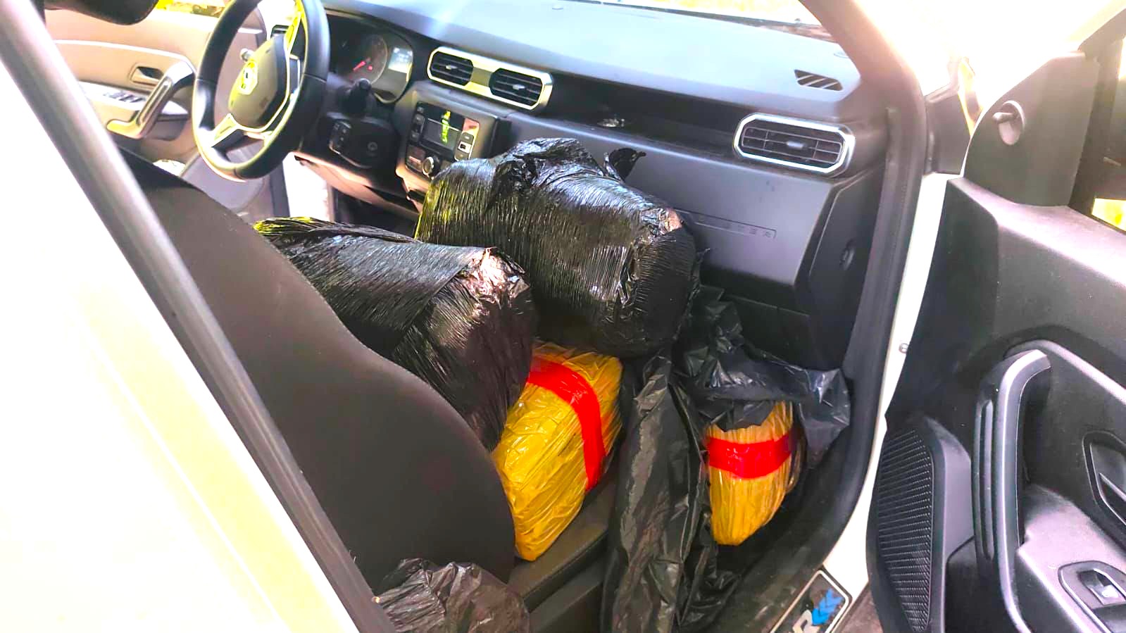 Abandonan vehiculo en la via Bogota–Girardot y dejan al descubierto 540 kilos de marihuana2