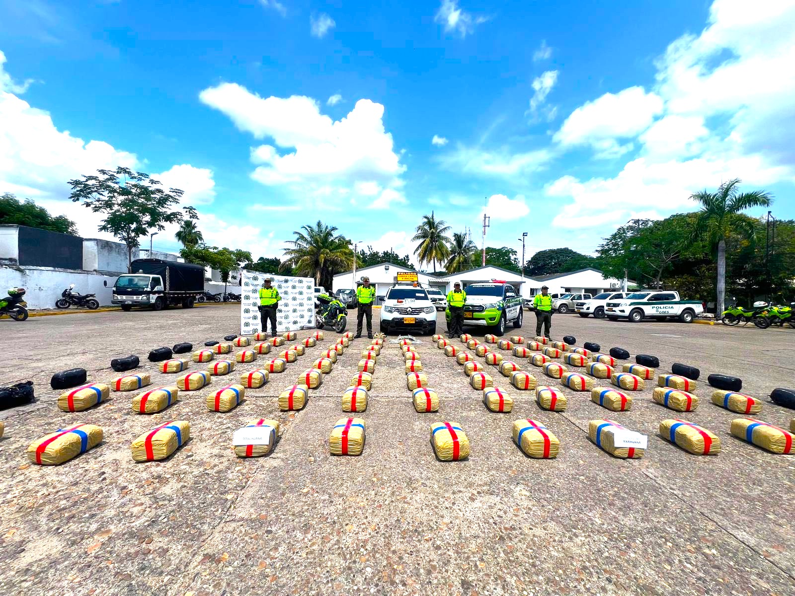 Abandonan vehiculo en la via Bogota–Girardot y dejan al descubierto 540 kilos de marihuana4