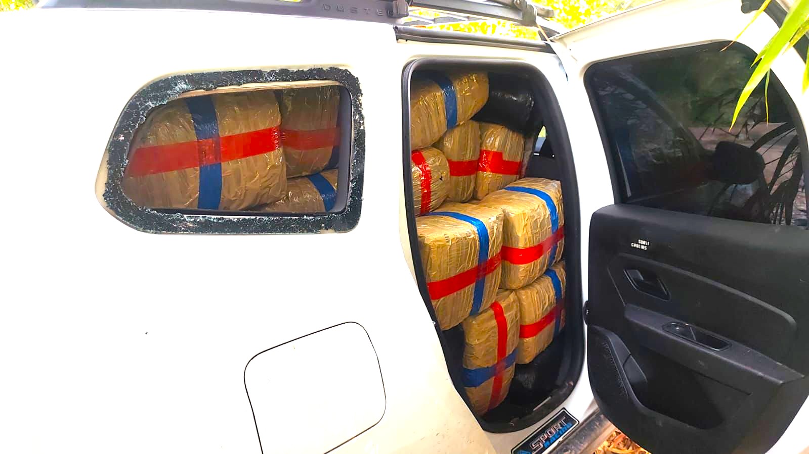 Abandonan vehiculo en la via Bogota–Girardot y dejan al descubierto 540 kilos de marihuana1