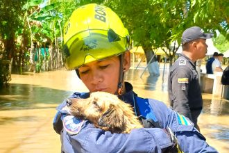 Bomberos de Cundinamarca en primera linea por inundaciones en Cordoba1