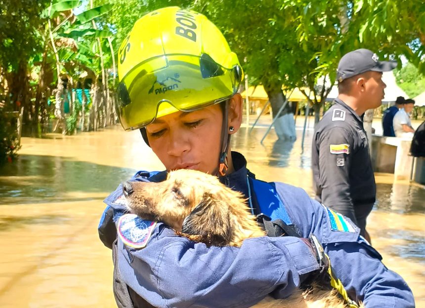 Bomberos de Cundinamarca en primera linea por inundaciones en Cordoba1