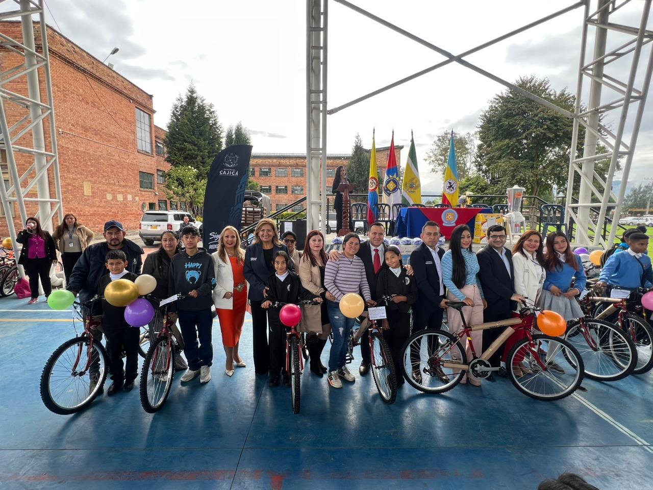 Cajica transforma la jornada escolar mejor alimentacion y bicicletas para llegar a clase3