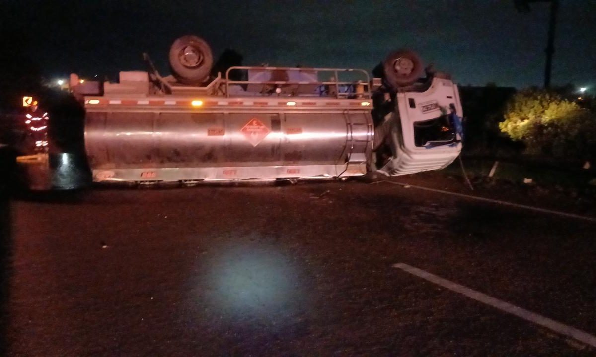 Camion con mas de 3.000 galones de combustible se volco y paraliza la movilidad en Cajica