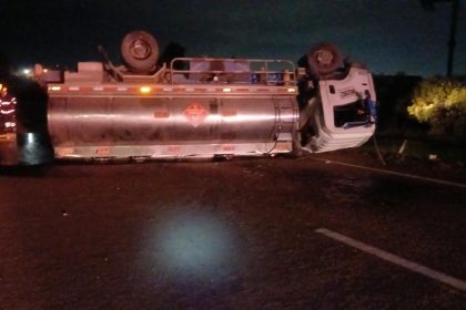 Camion con mas de 3.000 galones de combustible se volco y paraliza la movilidad en Cajica