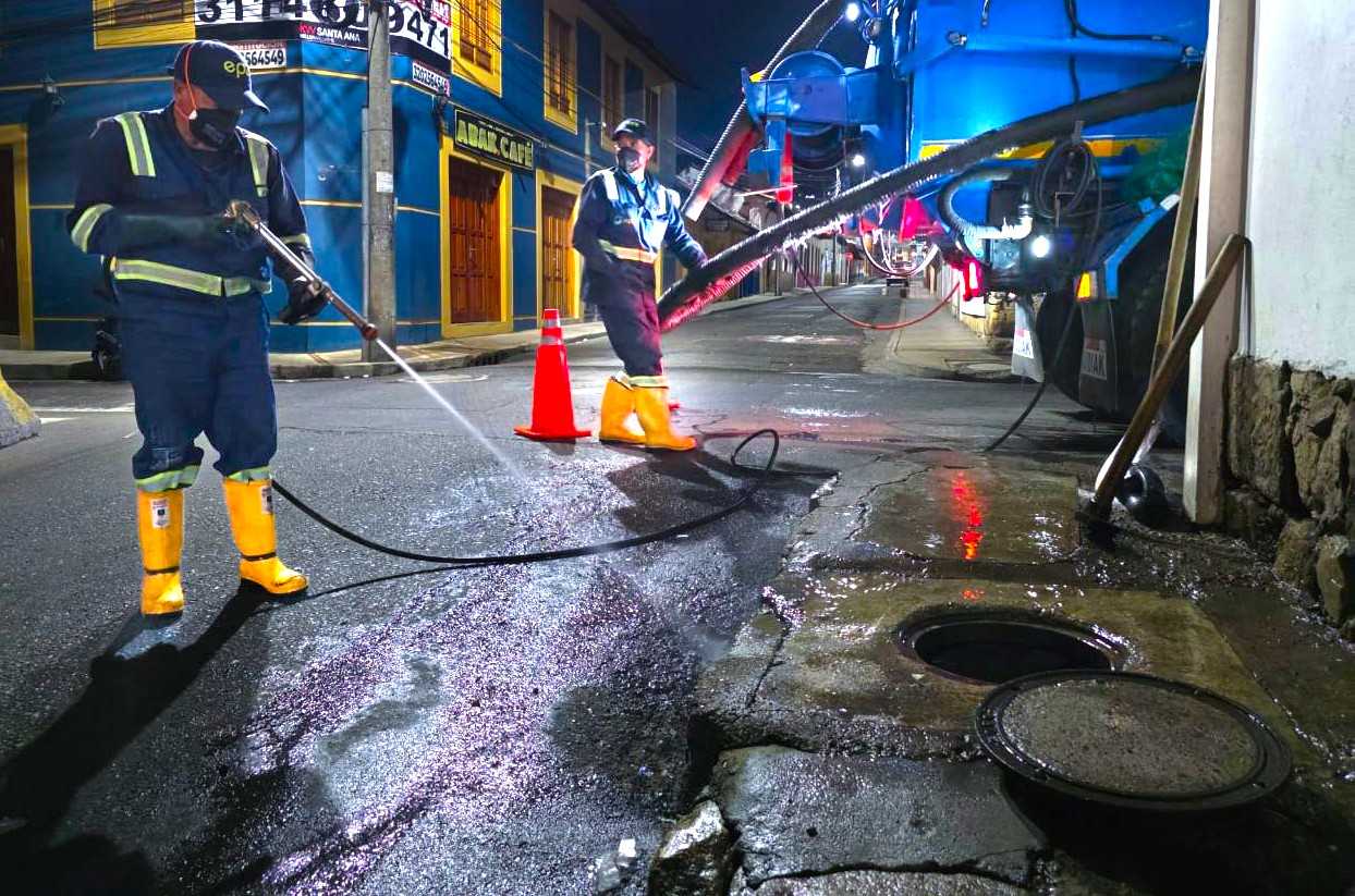 EPZ interviene el alcantarillado del centro de Zipaquira desde la madrugada y sin afectar la movilidad1