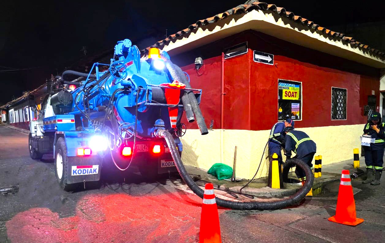 EPZ interviene el alcantarillado del centro de Zipaquira desde la madrugada y sin afectar la movilidad2
