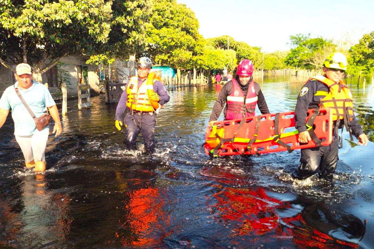 Regresan a Cundinamarca 20 bomberos tras 18 dias de rescates por inundaciones en Cordoba