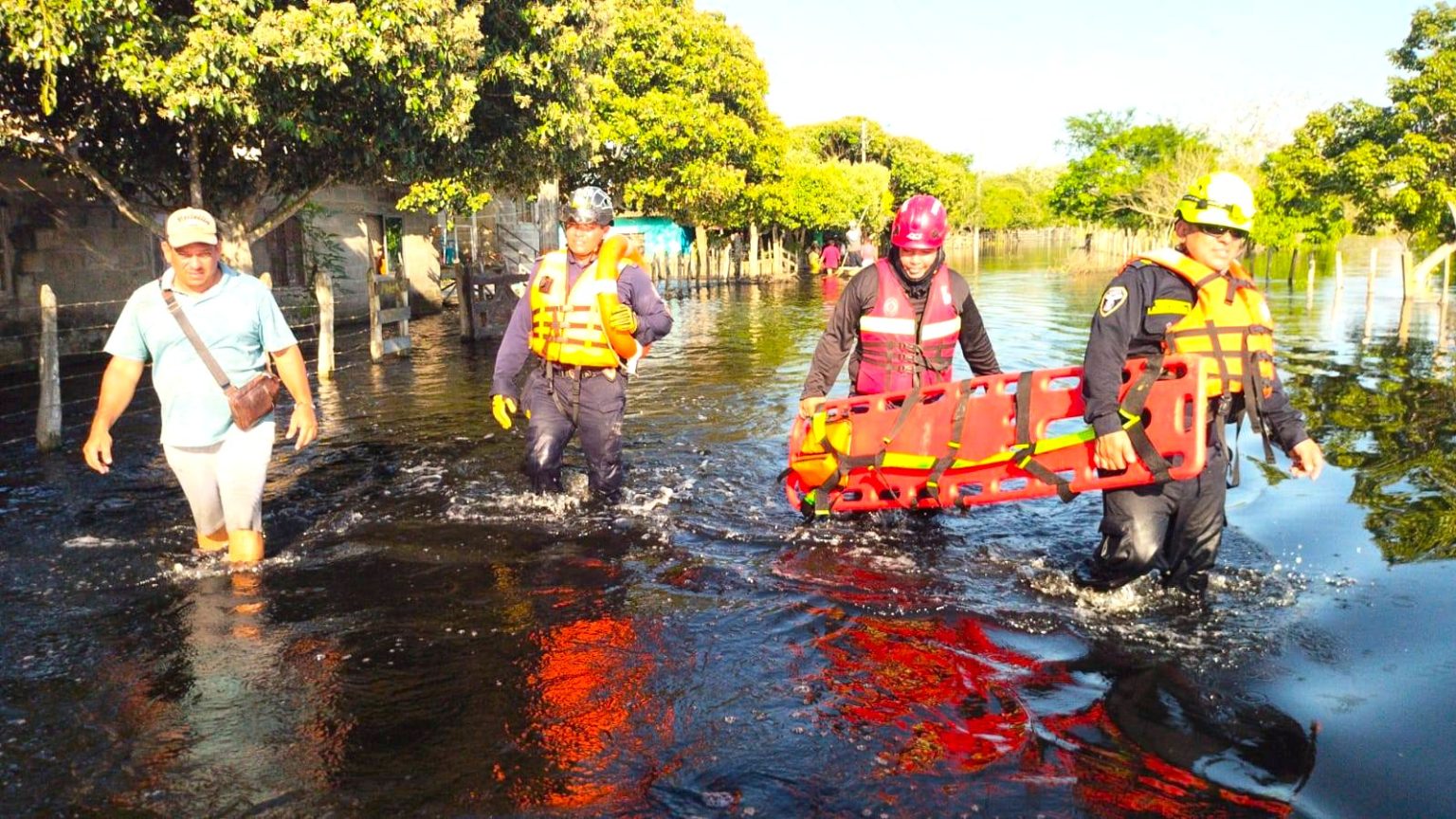 Regresan a Cundinamarca 20 bomberos tras 18 dias de rescates por inundaciones en Cordoba