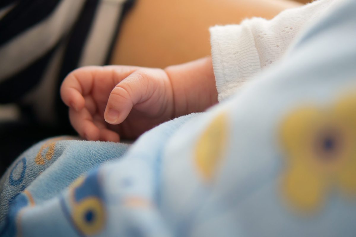 closeup of the hand of a small kid under the light 2026 01 07 07 24 15 utc