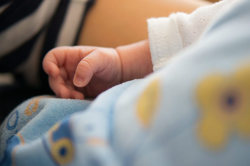 closeup of the hand of a small kid under the light 2026 01 07 07 24 15 utc