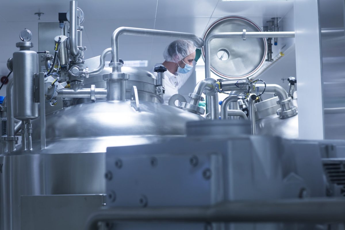 worker operating pharmaceutical production equipme 2026 01 09 09 44 39 utc