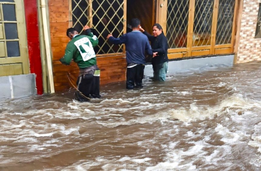 Emergencia por lluvias en Facatativa creciente subita de quebradas y rio Botello deja barrios inundados