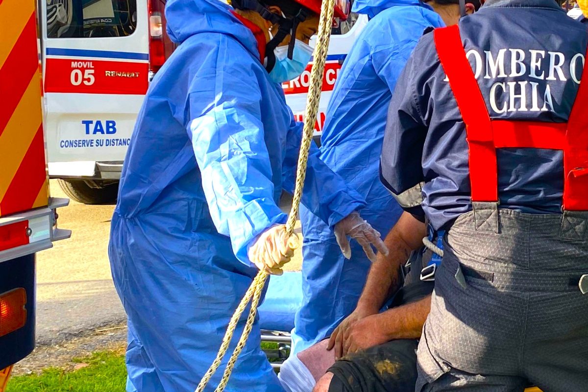 Hombre cae en alcantarilla en Chia y es rescatado tras alerta ciudadana y reaccion de bomberos1