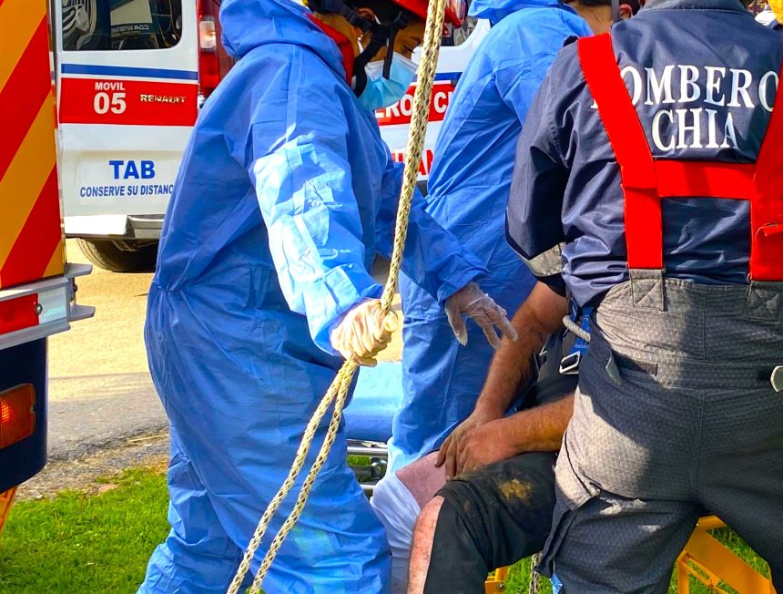 Hombre cae en alcantarilla en Chia y es rescatado tras alerta ciudadana y reaccion de bomberos1