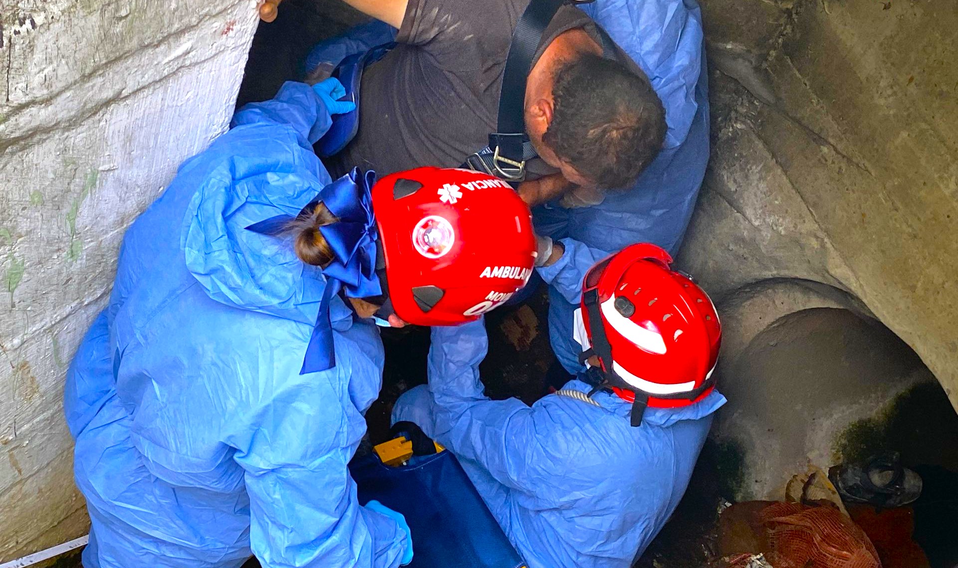 Hombre cae en alcantarilla en Chia y es rescatado tras alerta ciudadana y reaccion de bomberos2