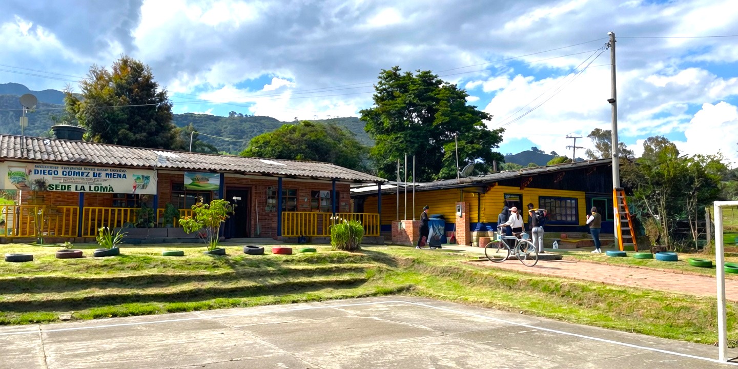 Jornada de voluntariado mejora escuelas rurales en Tabio y fortalece la educacion campesina2