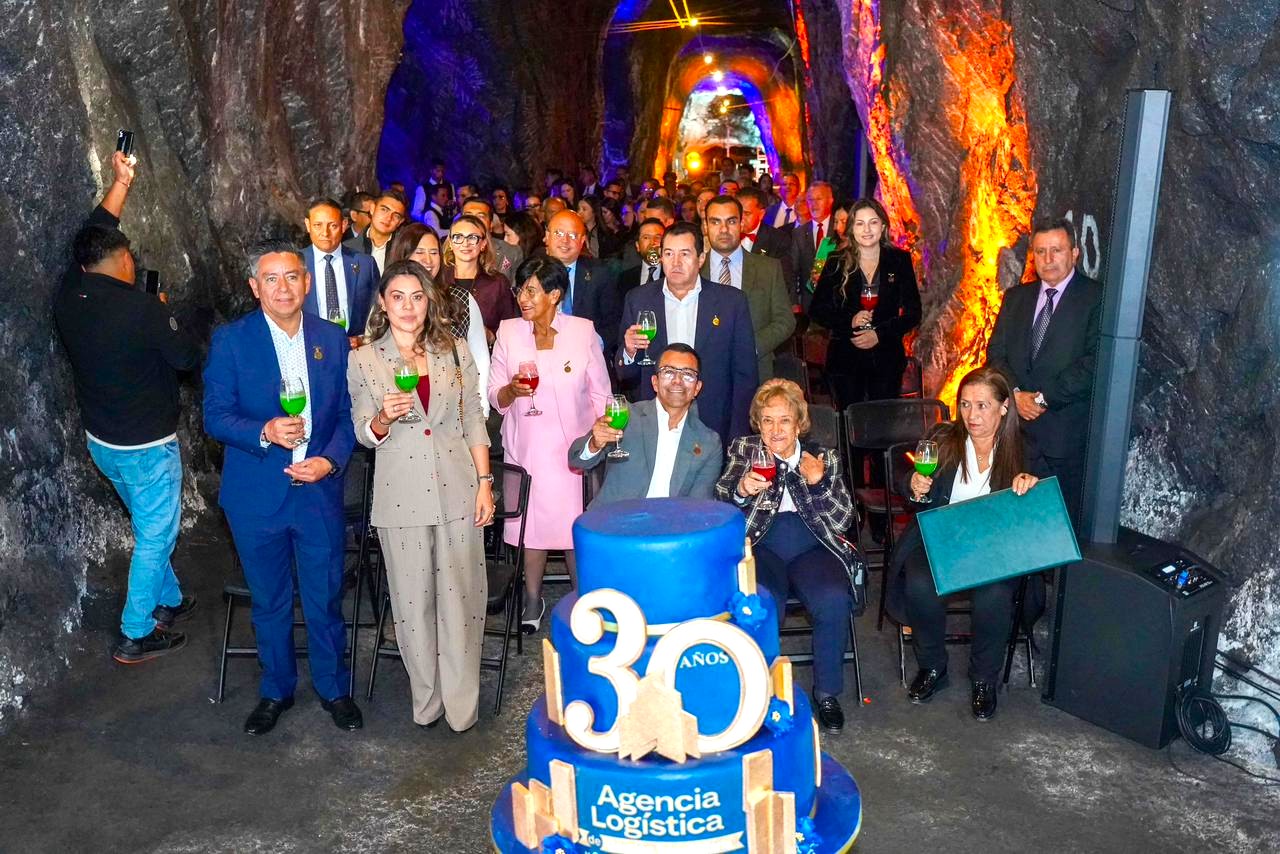 La reaparicion de Leonor Serrano se roba la atencion en los 30 anos de la Agencia Inmobiliaria 2