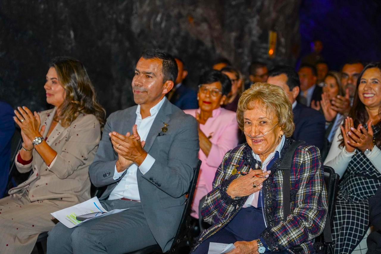 La reaparicion de Leonor Serrano se roba la atencion en los 30 anos de la Agencia Inmobiliaria 3